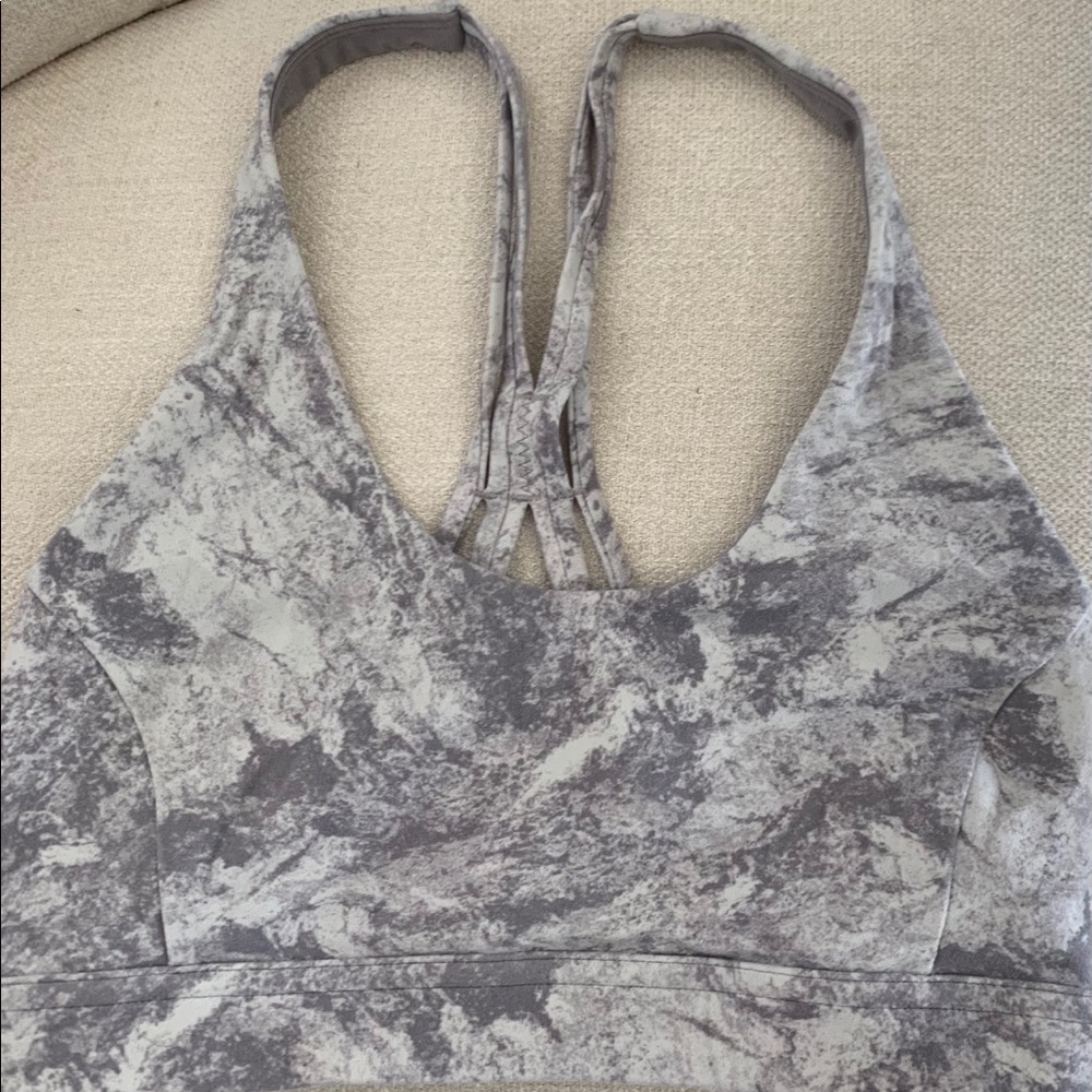 lululemon sports bra size 4 - like new - worn 2x.
